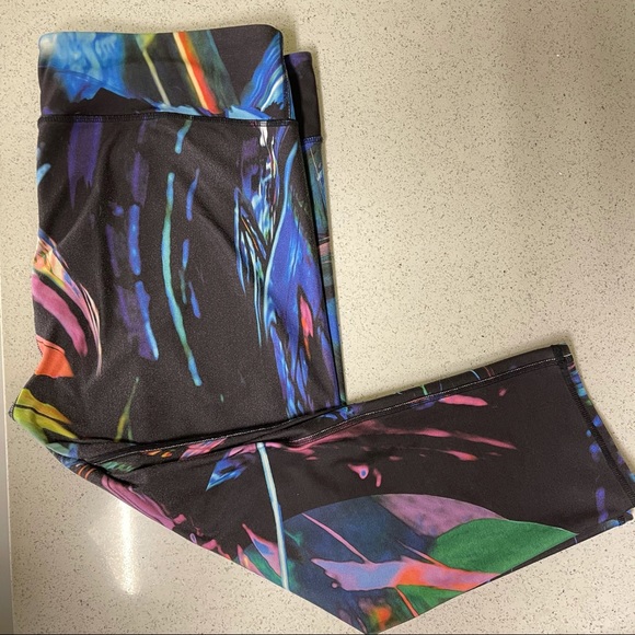 Fabletics Pants - Fabletics crop leggings